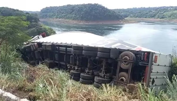 Caminhão ficou tombado na barranca do Rio Paraná, em imagem compartilhada por militares da Área Naval de Ciudad del Este, da Marinha do Paraguai.