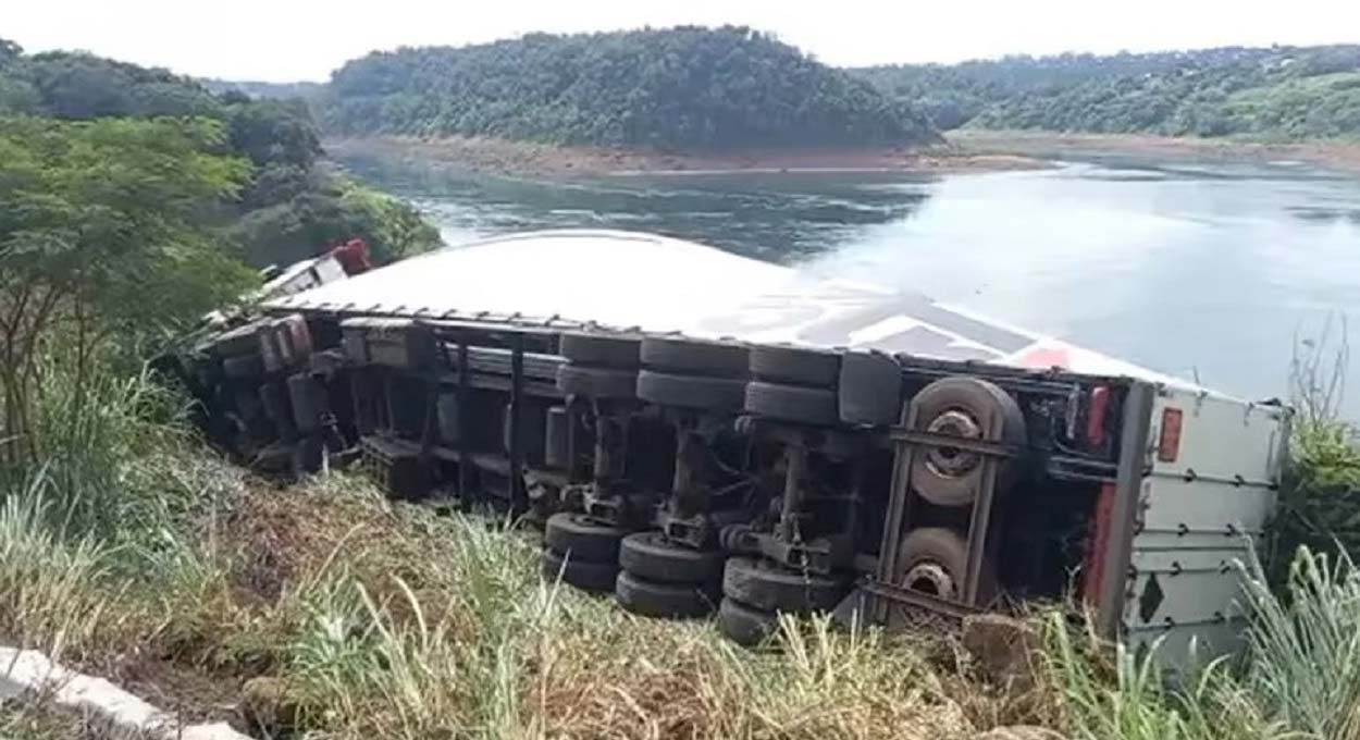 Caminhoneiro brasileiro fica ferido em acidente no Paraguai