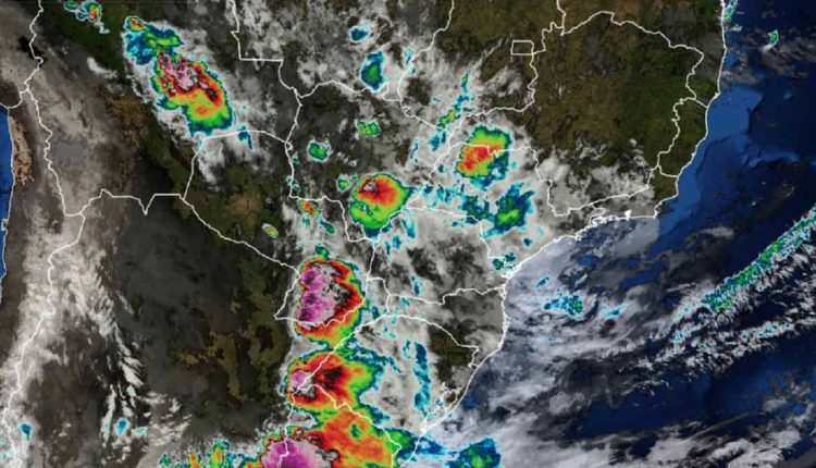 Imagem do satélite GOES16, compartilhada pelo Simepar, mostra áreas de instabilidade sobre o Paraguai e a Argentina.