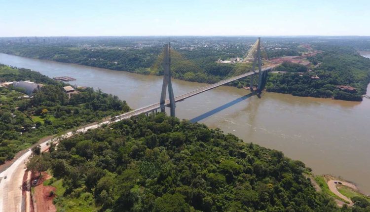 Ponte da Integração vista da cabeceira paraguaia, com o Brasil ao fundo. Foto: Gentileza/Ministério de Obras Públicas e Comunicações do Paraguai