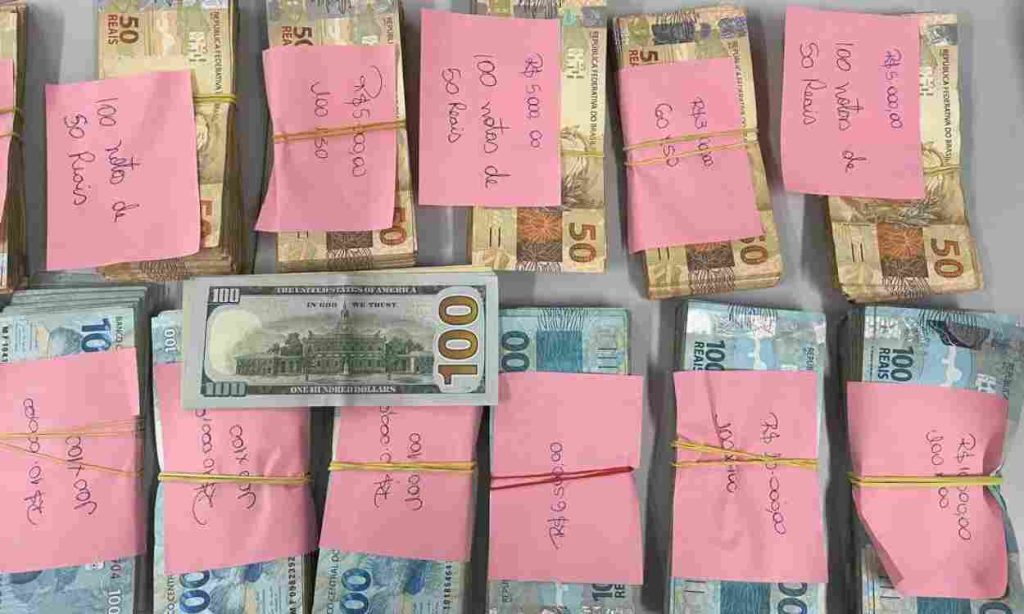 Mulher que levava R$ 97 mil em espécie tem metade retida na Ponte da Amizade