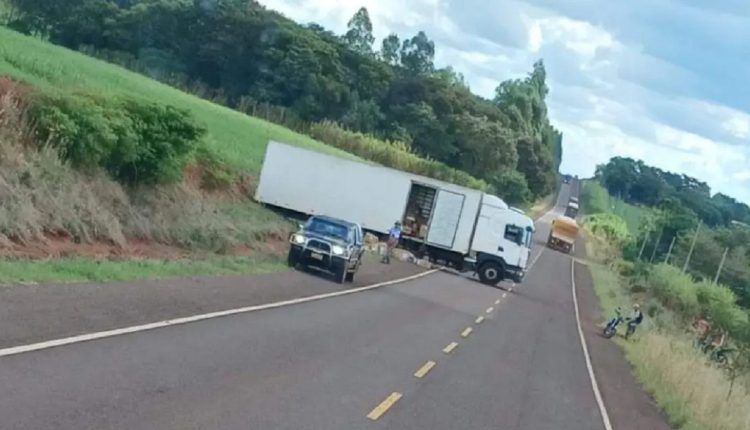 Caminhão foi abandonado pelos bandidos após troca de tiros com agentes policiais. Foto: Gentileza/Polícia Nacional do Paraguai