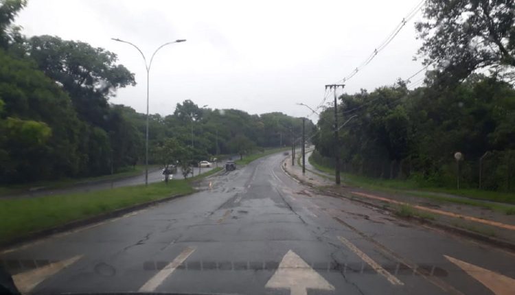 Pista molhada na Avenida Paraná, trecho entre a BR-277 e o campus do IFPR. Foto: Guilherme Wojciechowski/H2FOZ