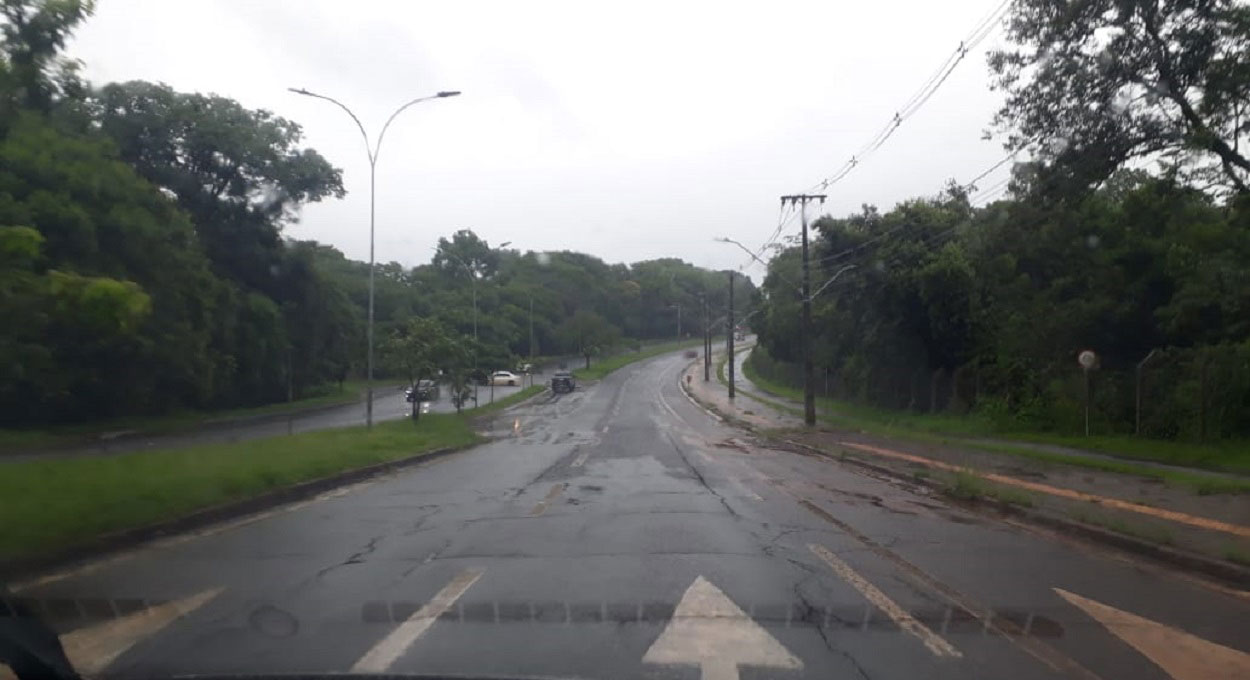 Pista molhada na Avenida Paraná, trecho entre a BR-277 e o campus do IFPR. Foto: Guilherme Wojciechowski/H2FOZ