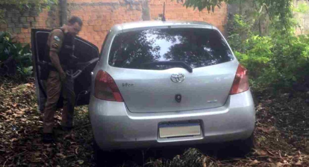 Polícia apreende carro usado em roubo a táxi com mercadoria do Paraguai