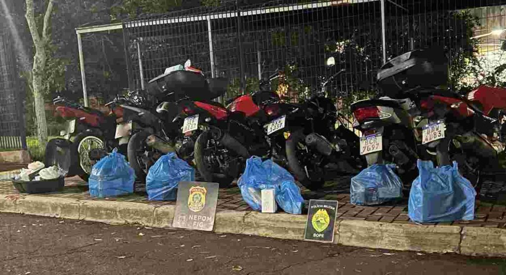 Polícia apreende comboio de 6 motos e mercadorias perto da Ponte da Amizade