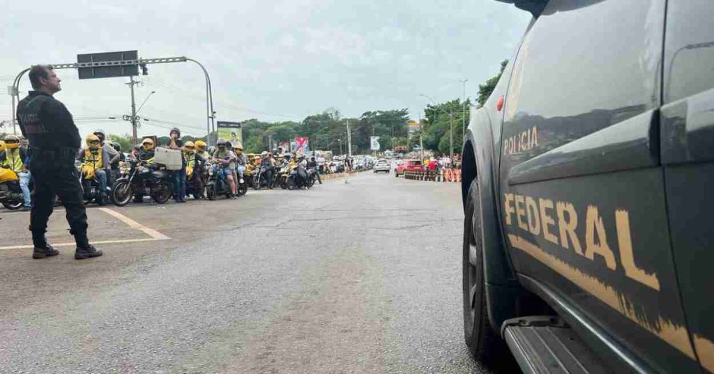 Megaoperação para receber 16 presos expulsos do Paraguai fecha a Ponte da Amizade