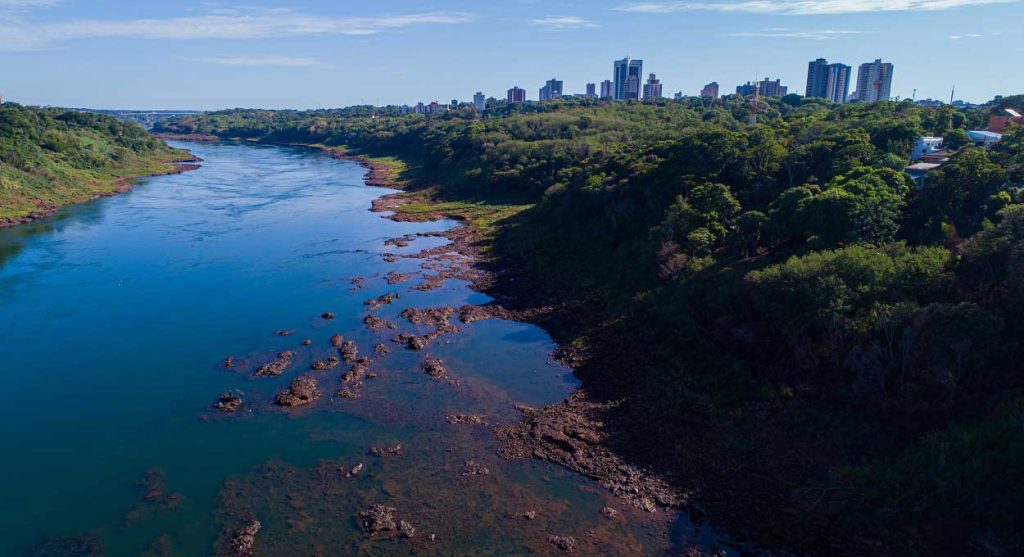Estiagem no Rio Paraná suspende balsa entre Paraguai e Argentina