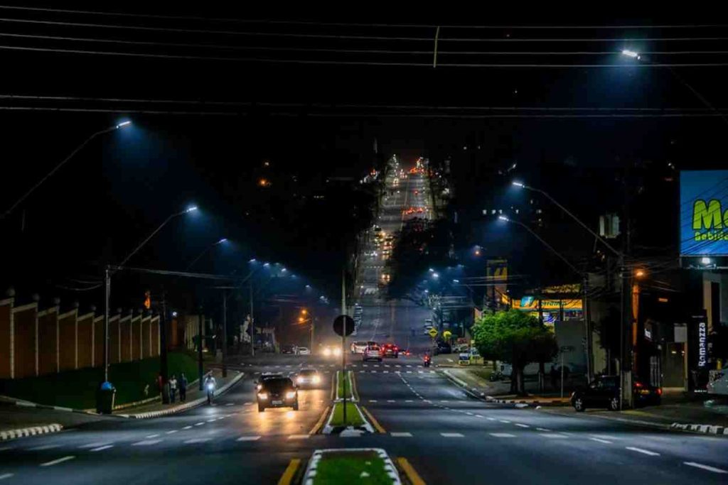 Com promessa de modernizar, prefeitura leiloa serviço de iluminação por 13 anos