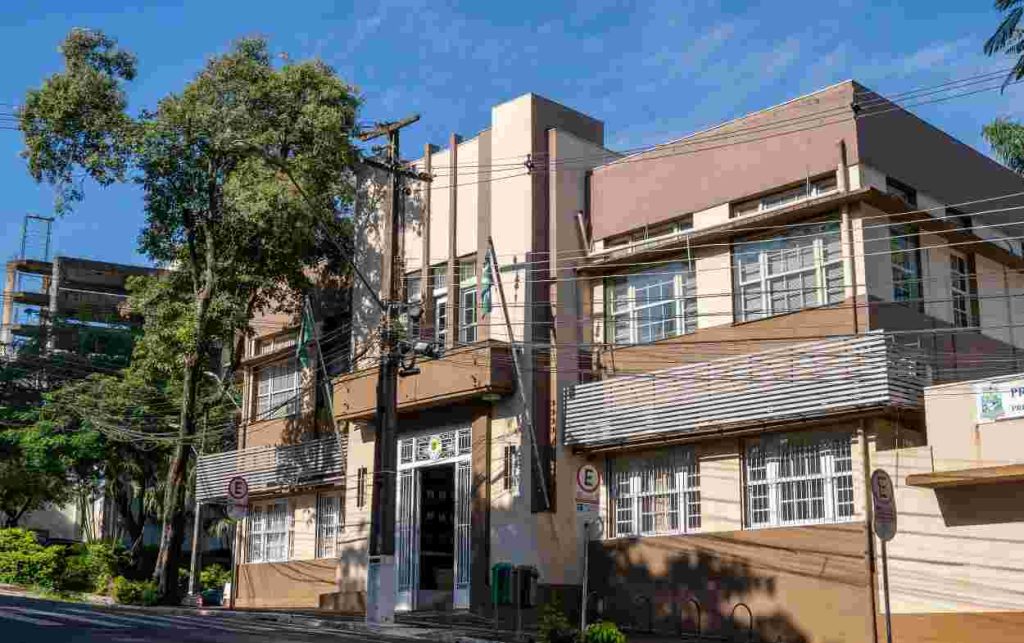 Prefeitura destina R$ 1,8 milhão no mês para bancar 230 cargos comissionados