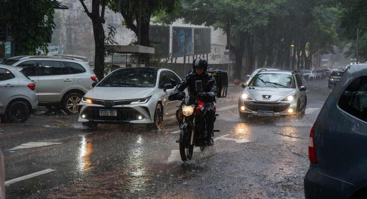 Motoristas e motociclistas tiveram dificuldades para circular por Foz do Iguaçu nesta sexta-feira (3). Foto: Marcos Labanca/H2FOZ
