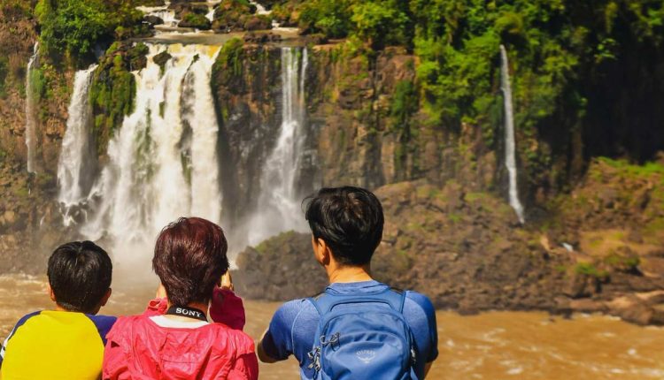 Cenário da Cataratas do Iguaçu proporciona momentos únicos em família. Foto: Nilmar Fernando/Urbia Cataratas