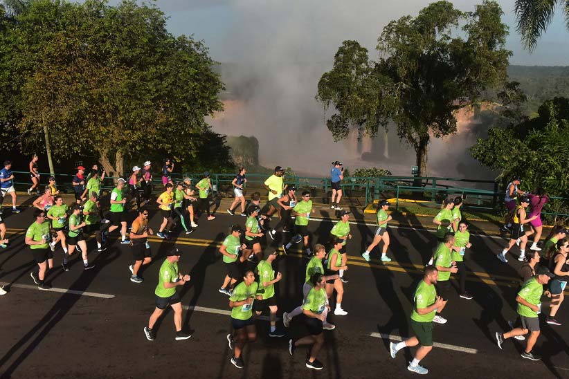 Atletas da Meia Maratona passam em frente às Cataratas na manhã de domingo (5). Foto: Edison Emerson/Urbia Cataratas
