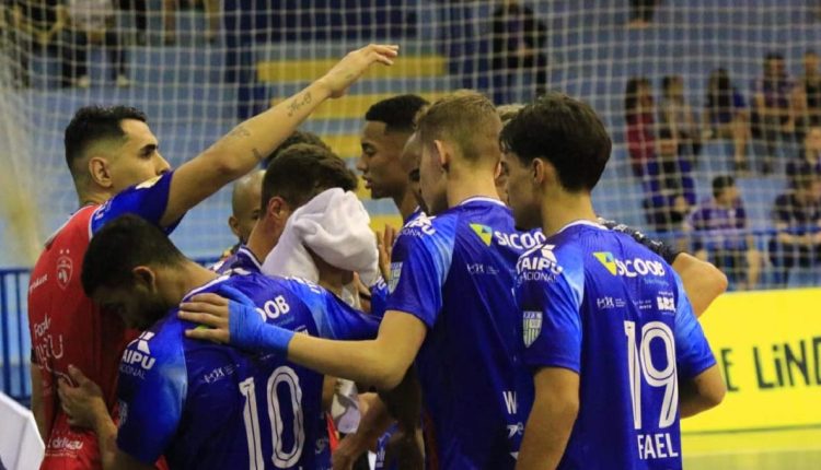 Vitória fará o time "pegar o elevador" na tabela de classificação. Foto: Abel da Banca/Foz Cataratas Futsal