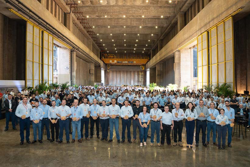 Brasileiros e paraguaios trabalham juntos na área técnica da hidrelétrica. Foto: Sara Cheida/Itaipu Binacional