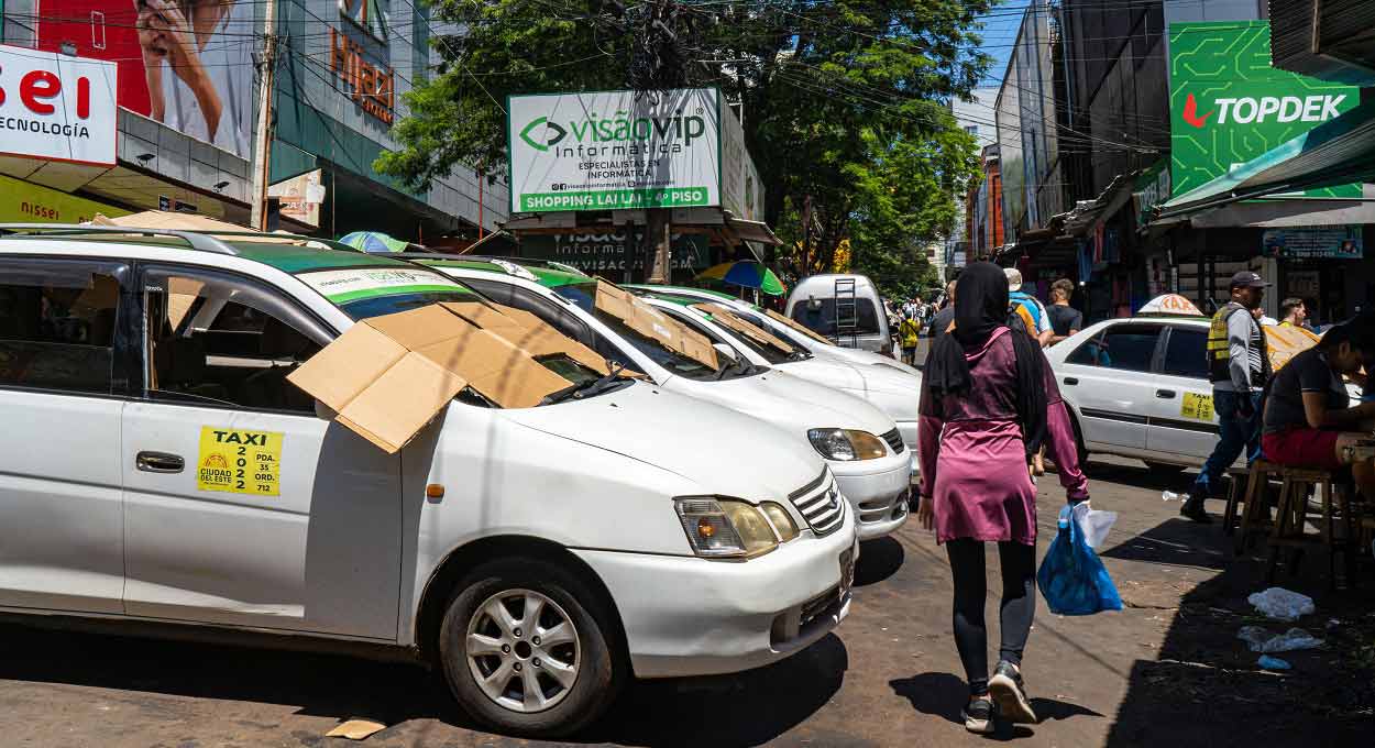 Taxistas paraguaios pedem acesso prioritário à Ponte da Amizade