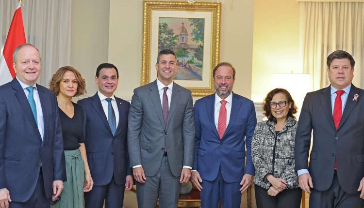 Delegação brasileira foi encabeçada pelo ministro de Minas e Energia, Alexandre Silveira (o terceiro da direita para a esquerda). Foto: Gentileza/Presidência do Paraguai