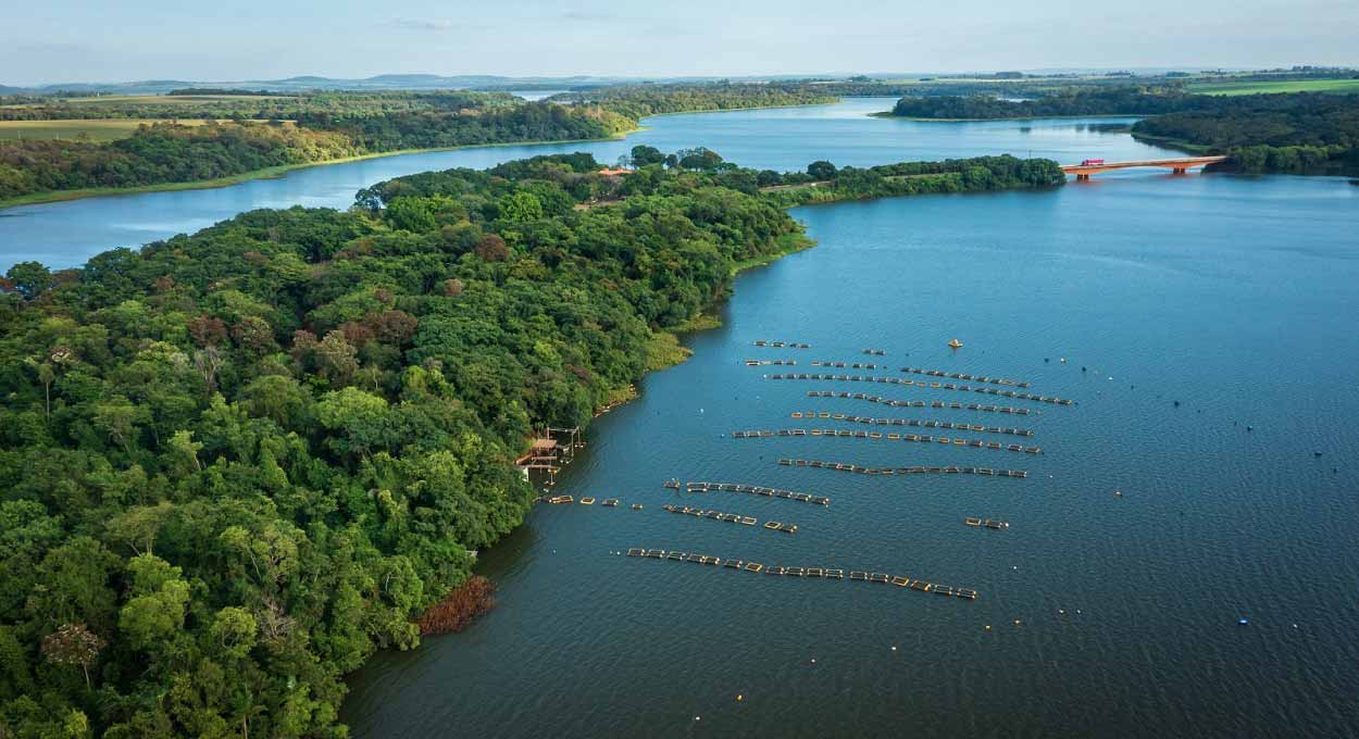 Água do lago de Itaipu tem usos múltiplos, que vão da produção de peixe em tanques ao turismo e à geração de energia. Foto: Edino Krug/Itaipu Binacional