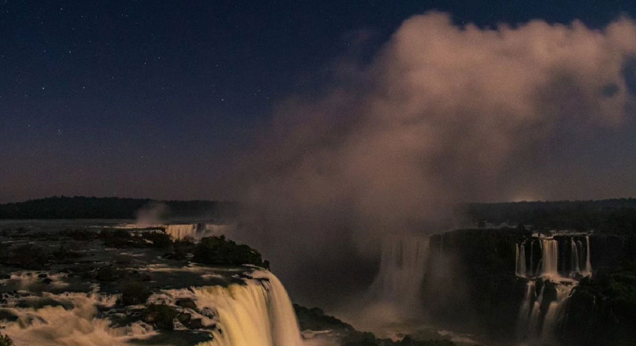 Visitar as Cataratas do Iguaçu à noite, com público reduzido, é uma experiência única. Foto: Nilmar Fernando/Urbia Cataratas