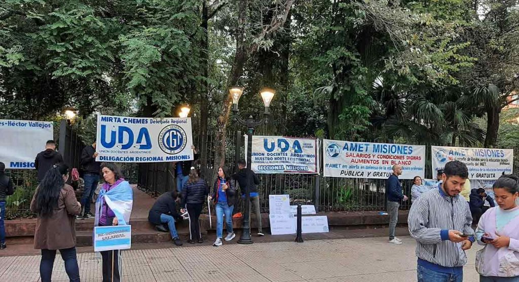 Província argentina da fronteira tem protestos de policiais e professores