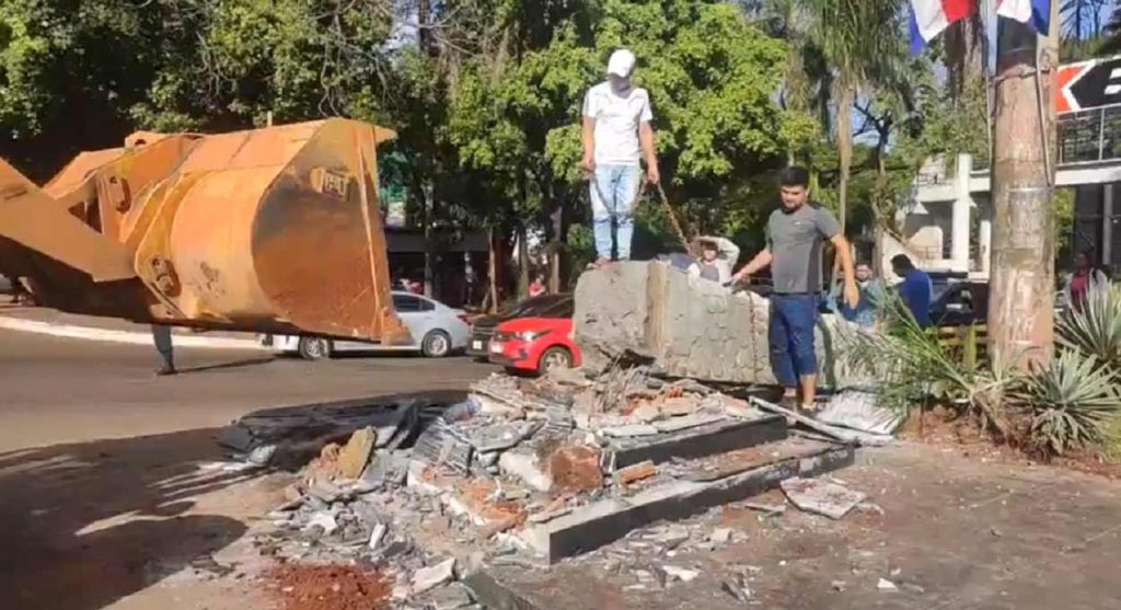Ministério retira obelisco na Rodovia PY02 em Ciudad del Este