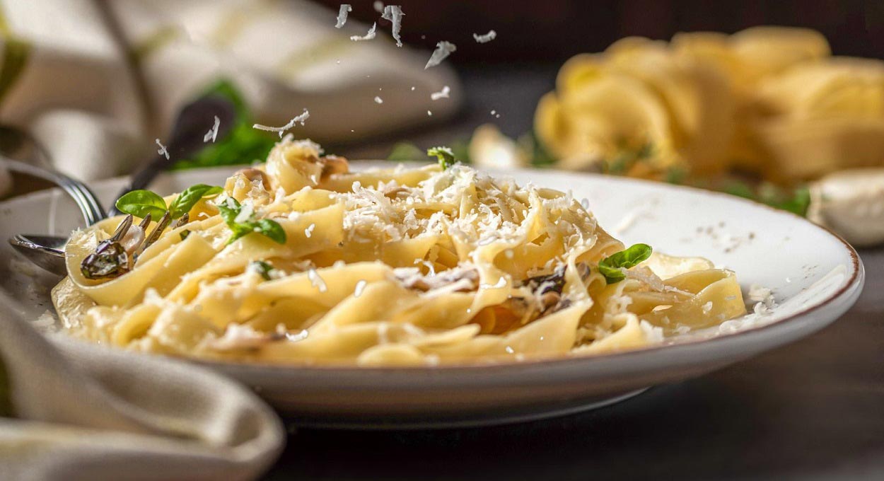 Noite nas Cataratas adiciona cardápio com queijos, massas e frios