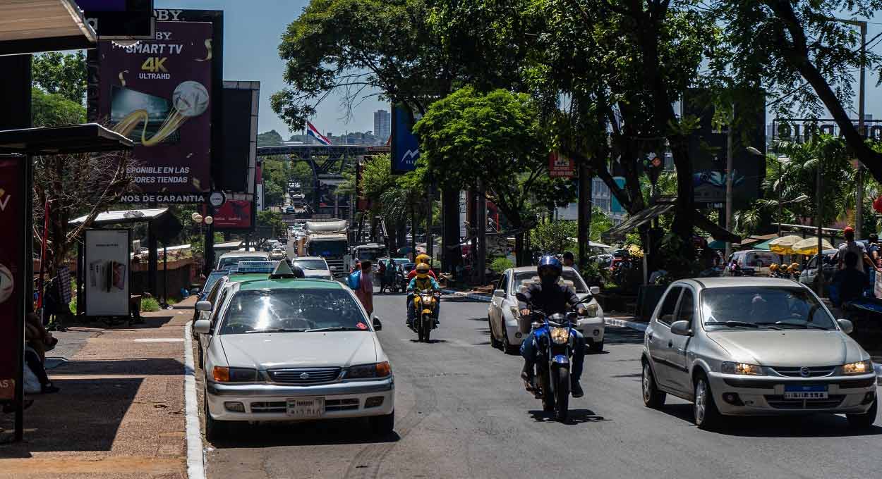 Centro de Ciudad del Este é uma das áreas com maior concentração de pedestres e veículos na fronteira. Foto: Marcos Labanca/H2FOZ