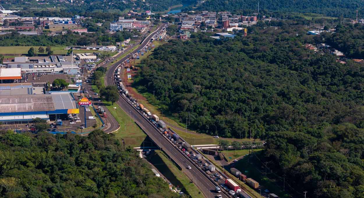 Ida ao Paraguai tem fila gigante em Foz do Iguaçu nesta sexta (31)