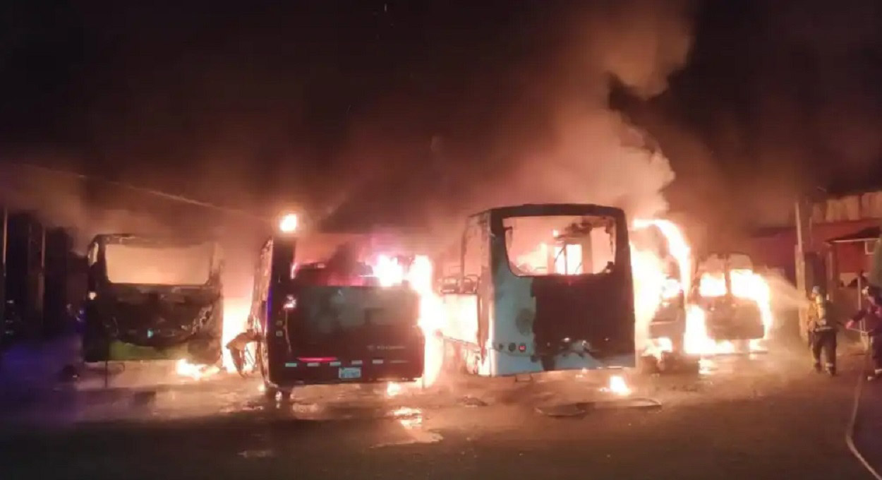 Incêndio atinge frota de ônibus no lado paraguaio da fronteira