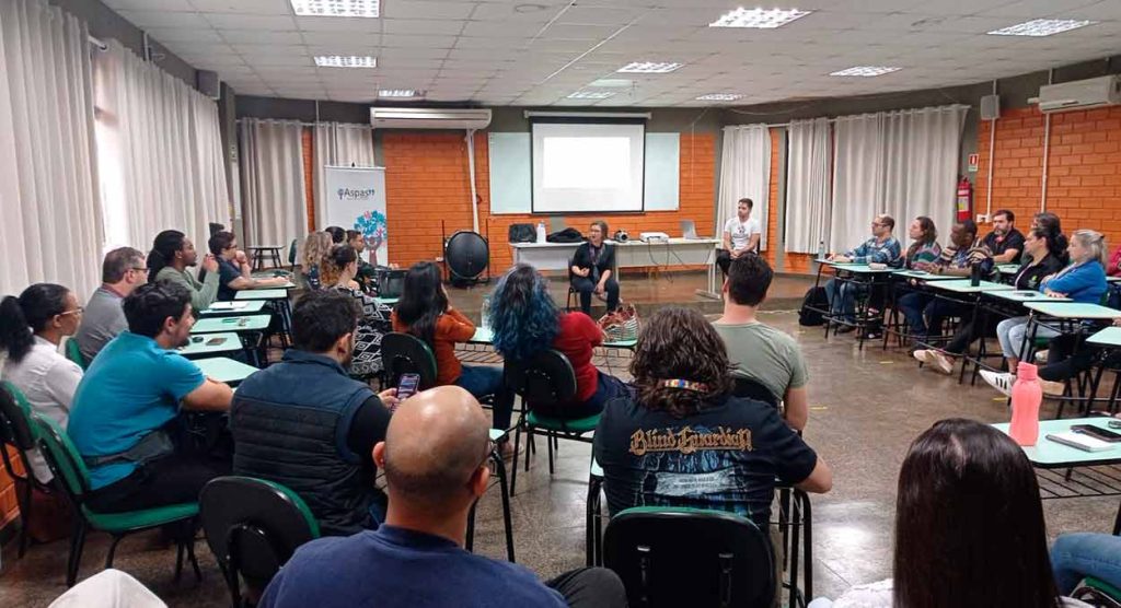 Comando local de greve do IFPR Foz promove formação sobre autismo