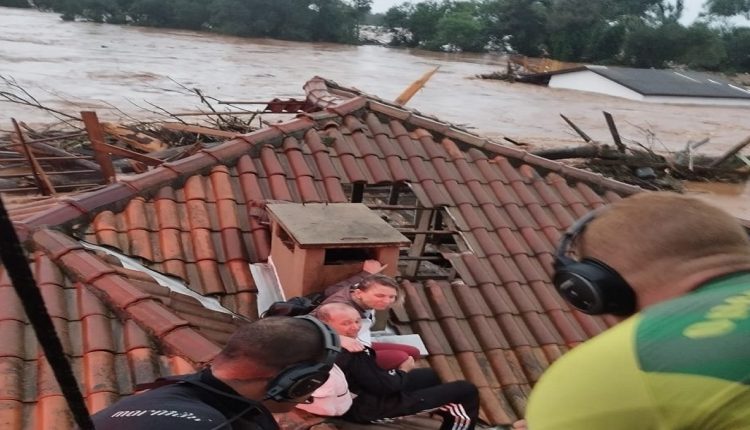 Casas ficaram submersas, restando apenas o telhado