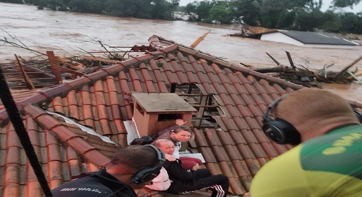 Casas ficaram submersas, restando apenas o telhado