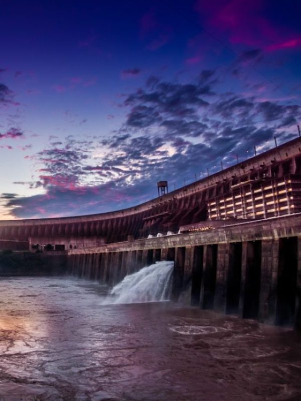 Itaipu, usina que redesenhou a fronteira, completa 50 anos