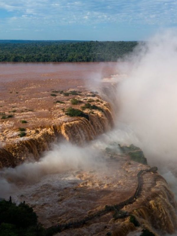 Chuvas no Paraná elevam vazão das Cataratas do Iguaçu