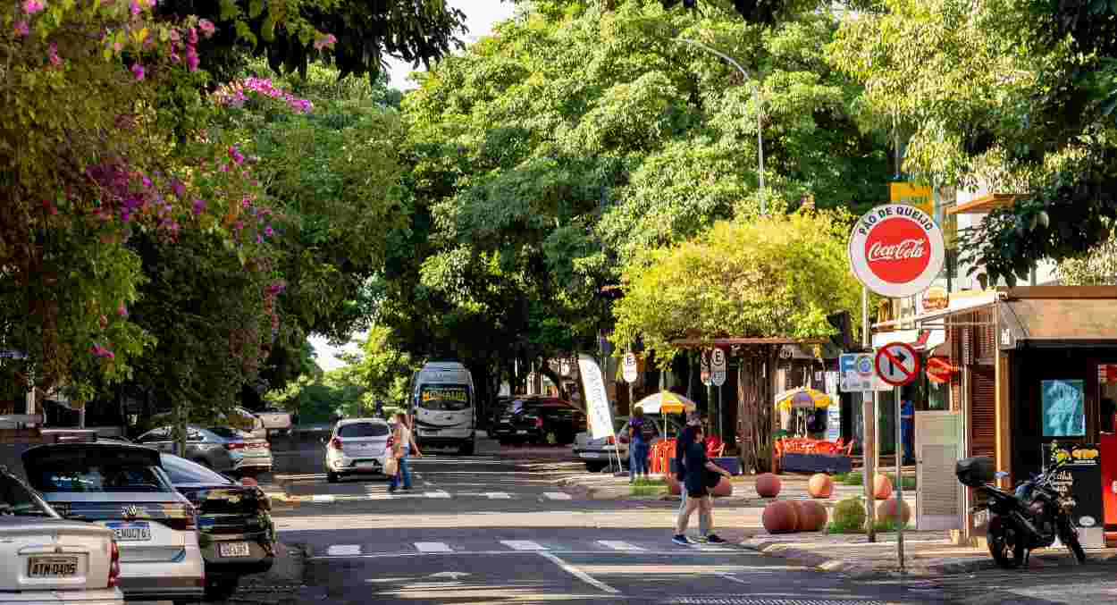 De atendente on-line a mensageiro de hotel, Foz do Iguaçu oferece 300 vagas de emprego
