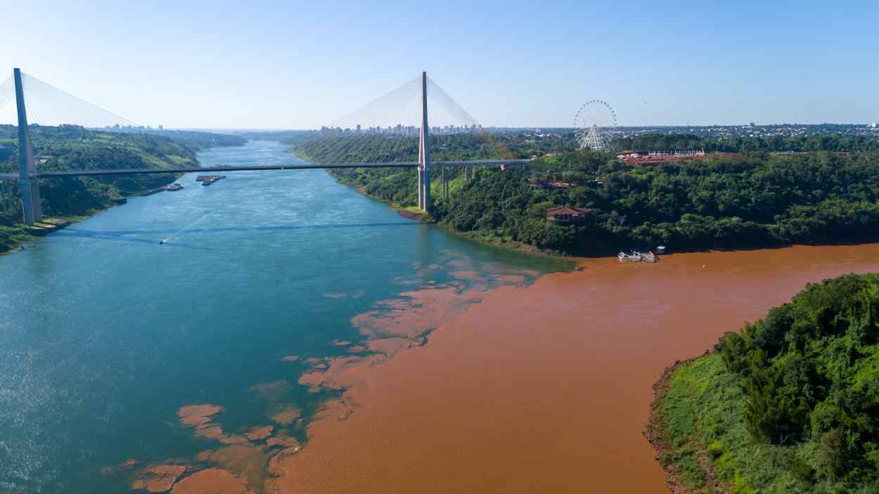 Cor da água dos rios Iguaçu e Paraná vira atração na fronteira
