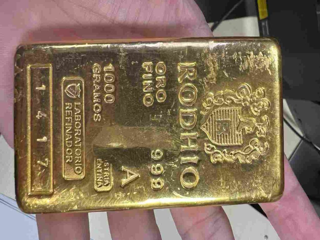 Passageiro é preso com barra de ouro de um quilo no aeroporto em Foz do Iguaçu