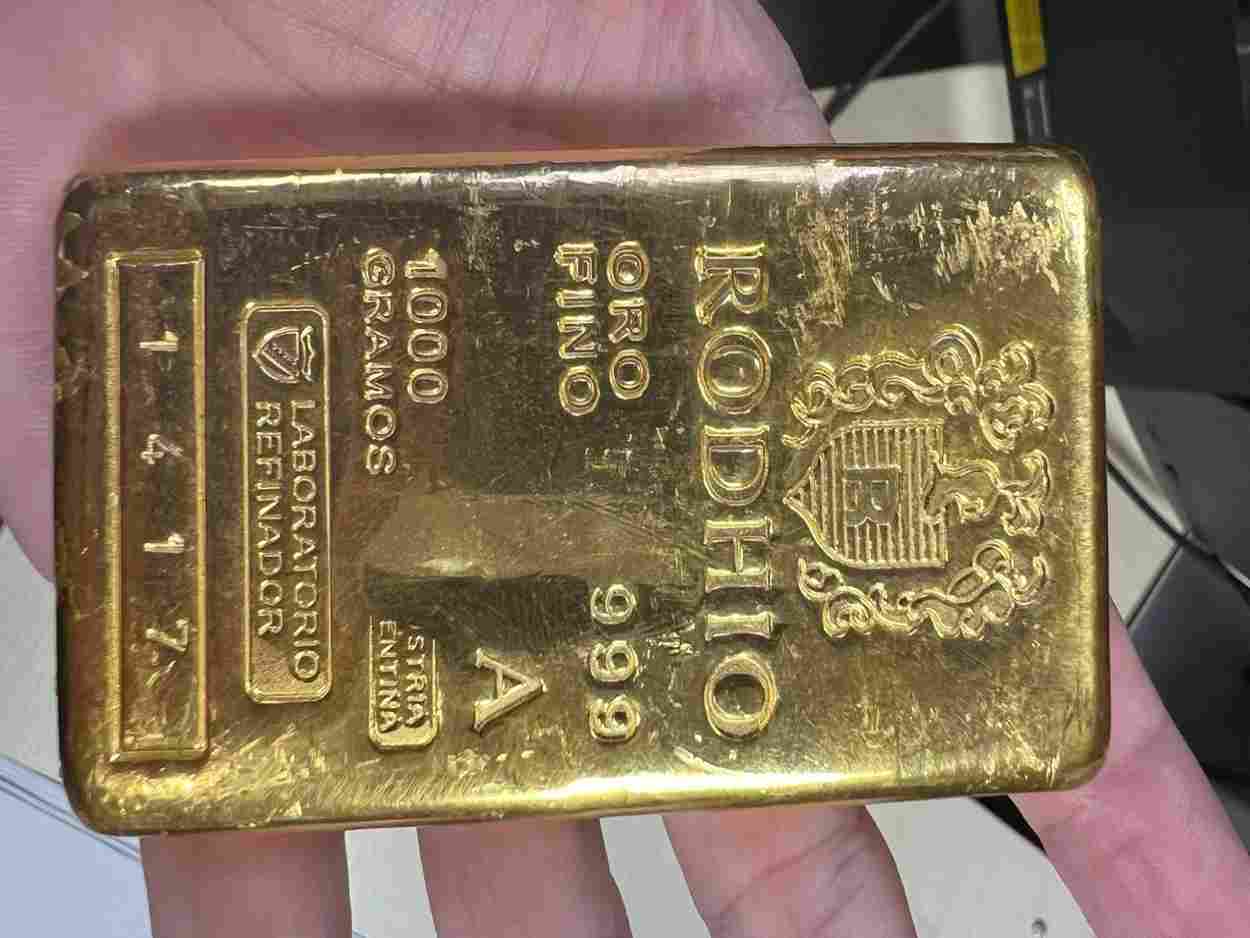 Passageiro é preso com barra de ouro de um quilo no aeroporto em Foz do Iguaçu