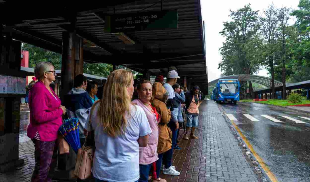 Rodoviários suspendem paralisação e votam proposta da empresa na segunda-feira