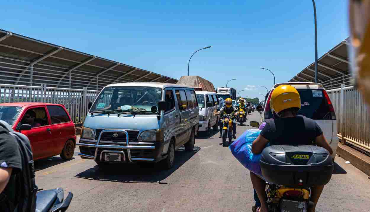 Operação na Ponte da Amizade apreende 4 veículos com mercadorias em fundo falso