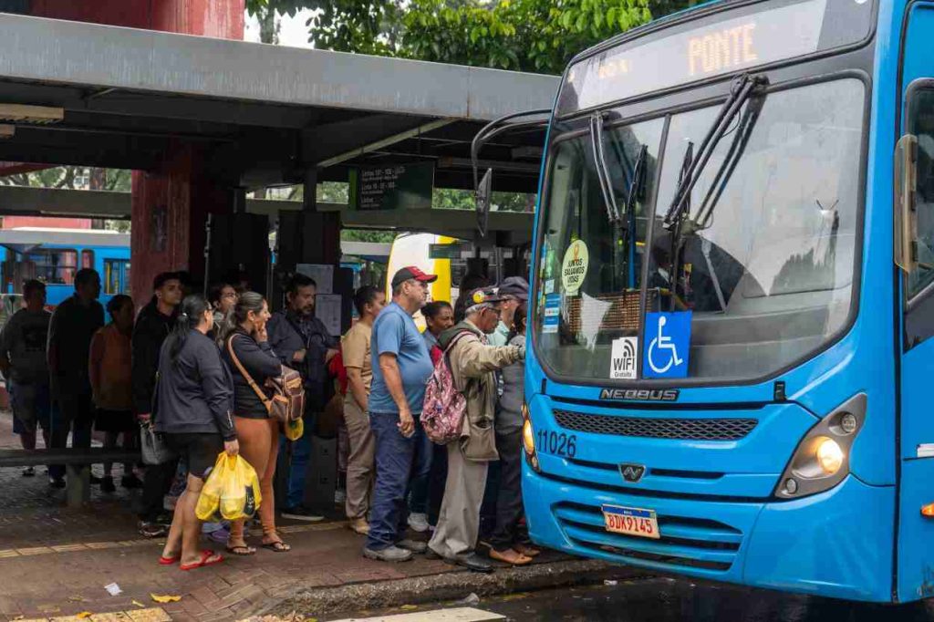 Rodoviários fazem acordo parcial que afasta paralisação dos ônibus em Foz do Iguaçu