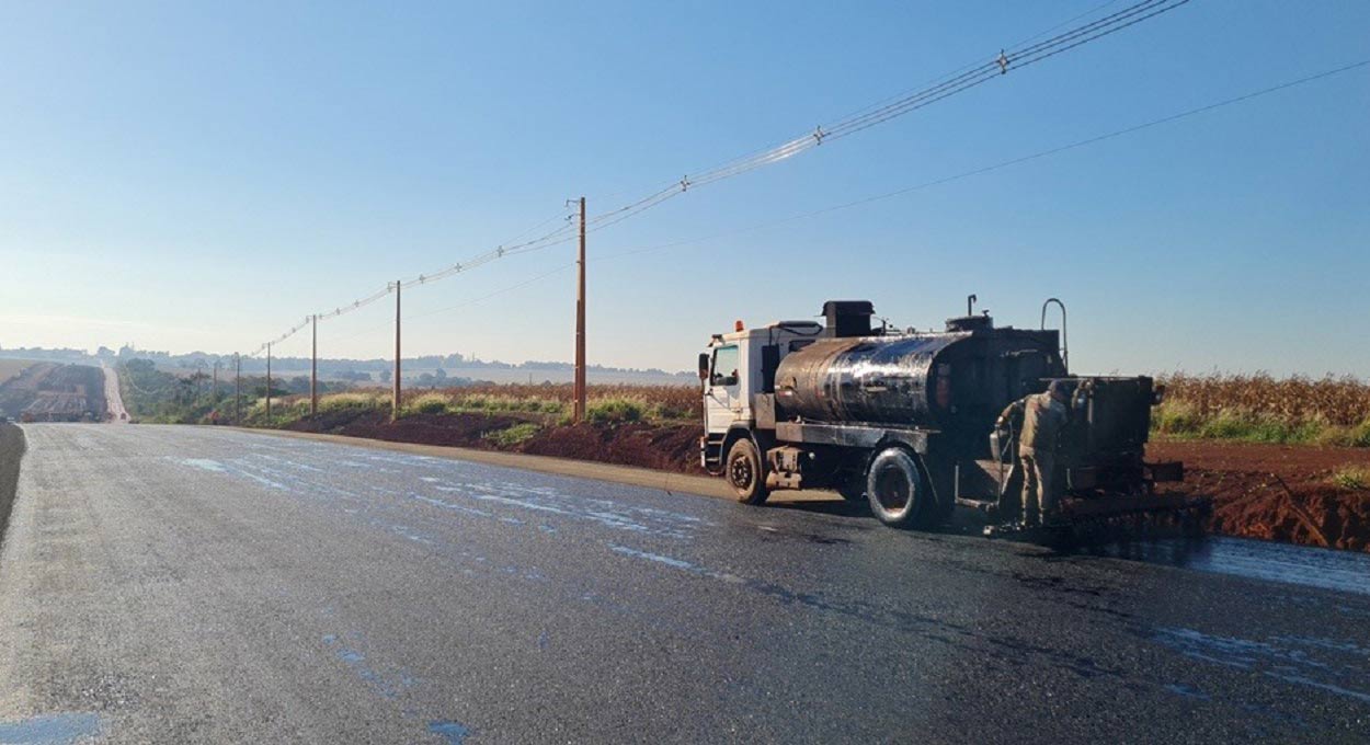Asfaltamento de acesso a porto no lago de Itaipu avança no Paraguai