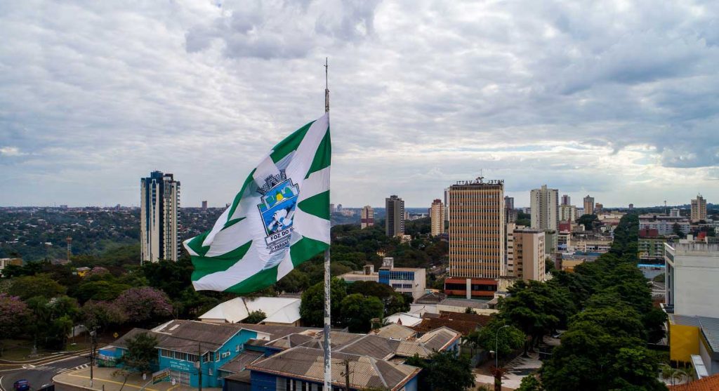 See the peculiarities of the coat of arms and flag of Foz do Iguaçu