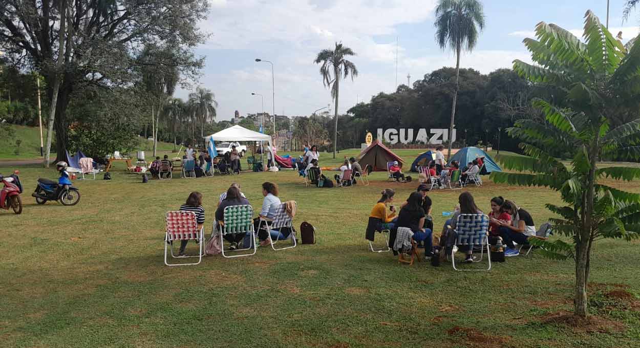 Professores acampam no trevo de entrada em Puerto Iguazú