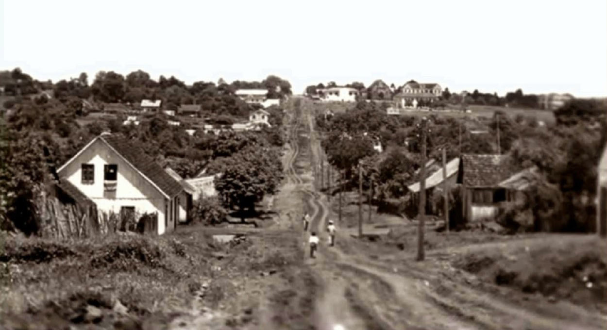 Avenida Brasil na década de 1930, olhando em direção à atual Avenida Jorge Schimmelpfeng. Foto: Acervo histórico/Fundação Cultural de Foz do Iguaçu
