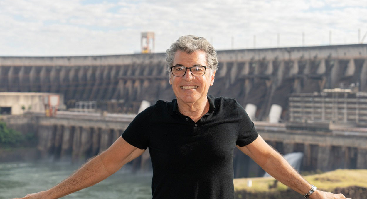 Em Foz do Iguaçu, Paulo Betti planta árvore na usina de Itaipu