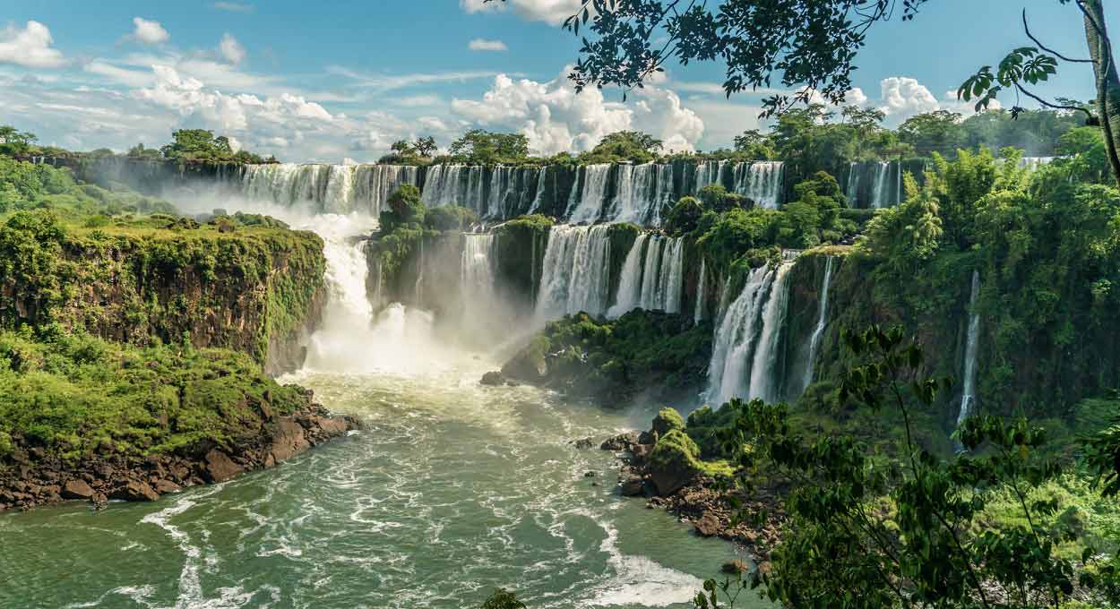 Visão do lado argentino das Cataratas do Iguaçu, tendo como referência um dos mirantes do Circuito Inferior. Foto: Gentileza/Iguazú Argentina