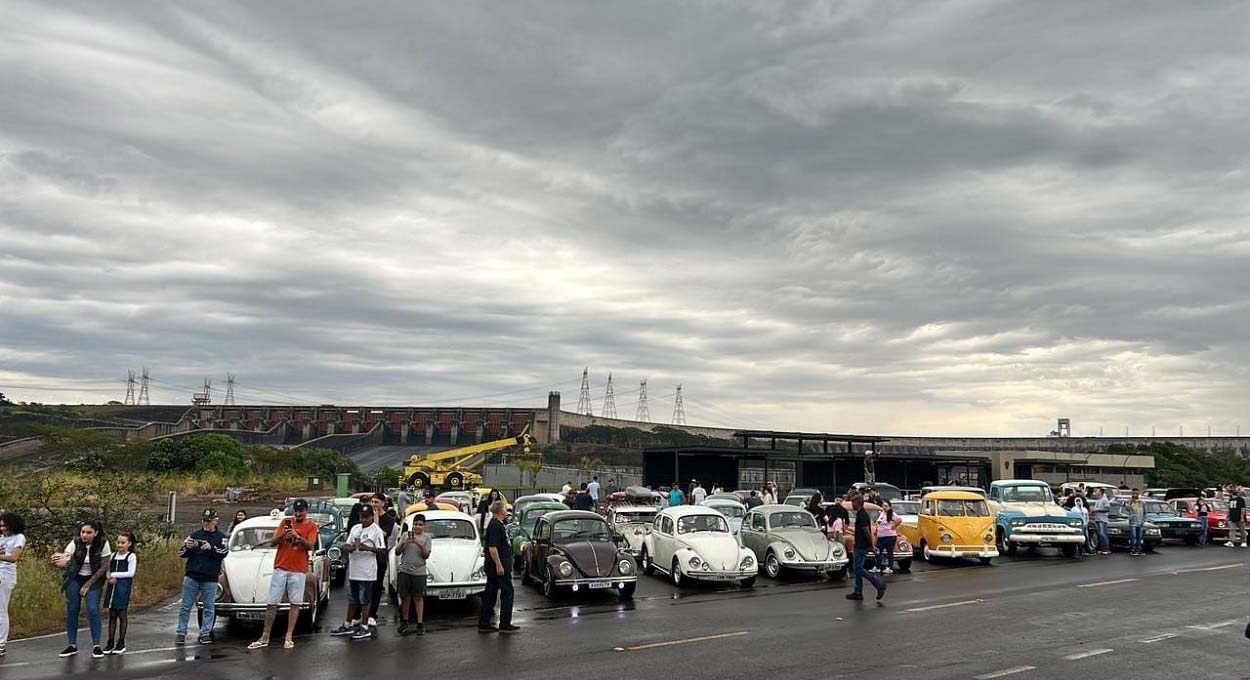 Fuscas e carros antigos passeiam pela usina de Itaipu – veja as fotos