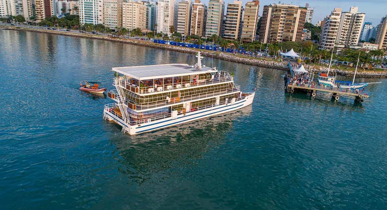 Embarcação oferece duas opções de passeios diários. Foto: Divulgação/Grupo Macuco