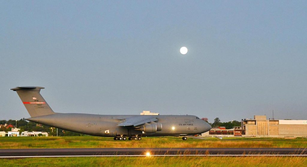 Cargueiro gigante dos EUA pousa em aeroporto do Paraguai
